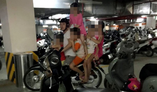 Xe máy “kẹp 6” lưu thông trên phố Hà Nội