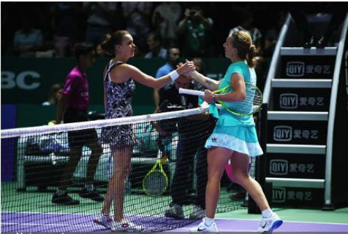 WTA Finals ngày 2: "Trái đắng" ngày ra quân cho ĐKVĐ