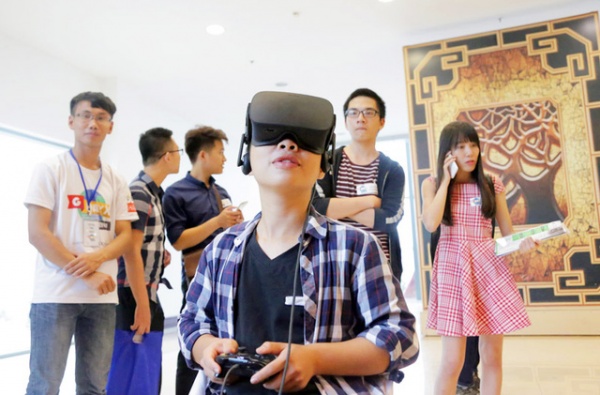 Bạn trẻ mê công nghệ trải nghiệm không gian thực tế ảo ở Google Day X