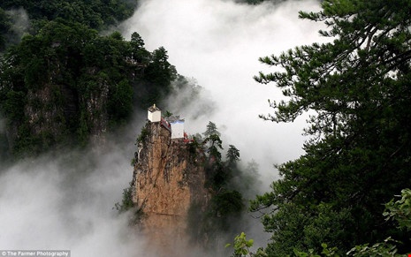 Ngắm ngôi đền "ngự" trên ngọn núi cao hơn 1.600 m