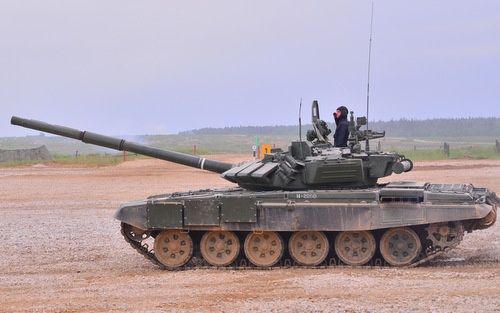 Lính Nga điều khiển xe tăng T-72B3 vẽ tranh, cắt táo