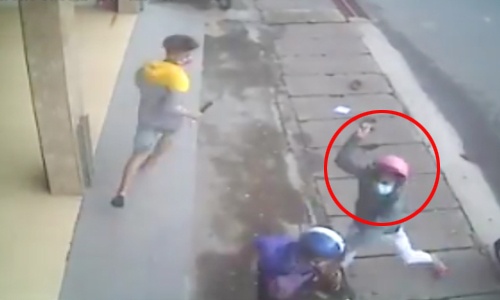 Nhóm côn đồ cầm dao truy sát hai thanh niên giữa phố