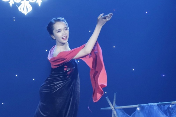 Nữ sinh ĐH Luật đưa vũ khúc mô phỏng “tắm suối” lên sân khấu