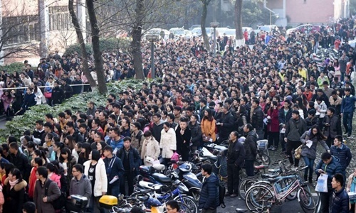 Gần 10.000 người Trung Quốc cạnh tranh 1 suất viên chức lễ tân