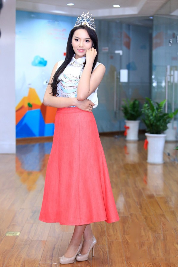 Váy áo xấu lạ của hoa - á hậu Việt khiến fan khó hiểu