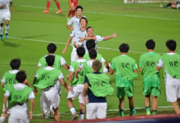 Đội hình 10 cầu thủ dự bị và cách làm bóng đá trẻ của người Nhật