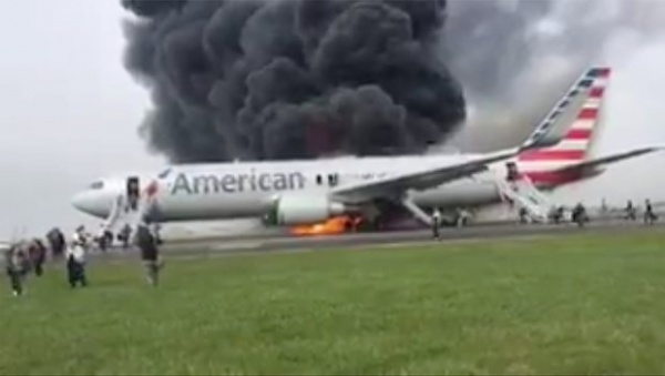 Máy bay Mỹ chở gần 200 người bốc cháy ngay trên đường băng