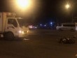 TPHCM: Xe tải tông văng xe máy trên đường Phạm Văn Đồng giữa đêm