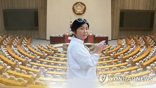 Người phụ nữ khiến tổng thống Hàn Quốc điêu đứng trở lại Seoul
