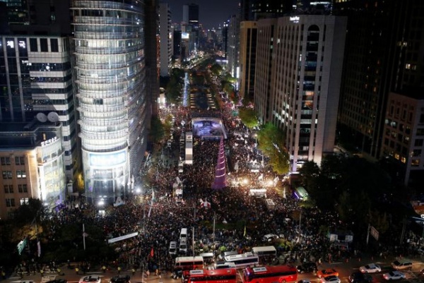 Hàng nghìn người Hàn Quốc biểu tình đòi Tổng thống Park Geun-hye từ chức