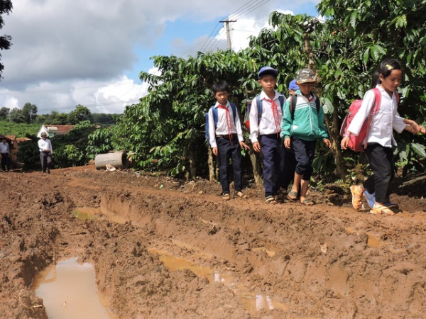Không có nơi lưu trú 40 học sinh người Dao ở “ký túc xá” ẩm thấp