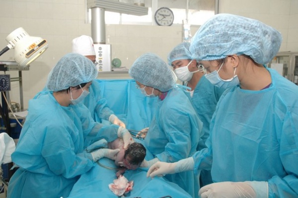 Trẻ sơ sinh bị gãy chân khi mổ đẻ: Bộ Y yêu cầu làm rõ