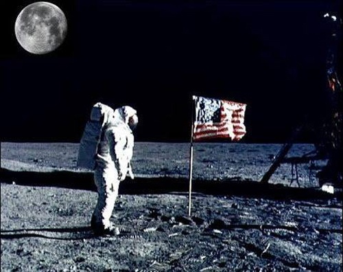 Bức ảnh Neil Amstrong cắm cờ trên mặt trăng có điều gì bất thường?