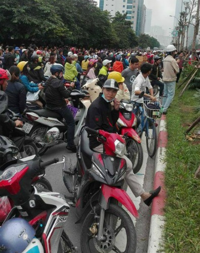 Hàng nghìn người dân dựng xe máy xem cháy nhà hàng, karaoke Hà Nội