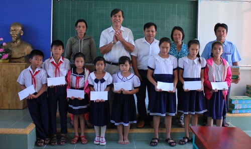 100 suất học bổng trao đến tay trẻ em nghèo hiếu học