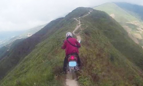 Chàng trai chạy xe máy trên đường phượt "nguy hiểm nhất Việt Nam"