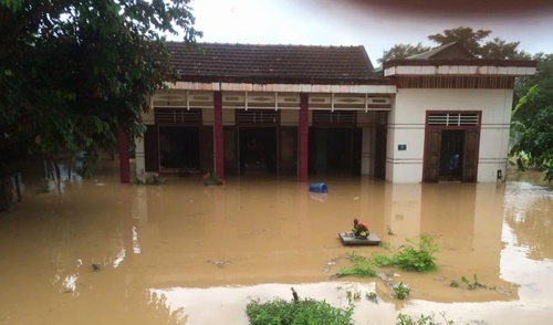 Nhiều nhà dân ở Quảng Trị ngập trong biển nước