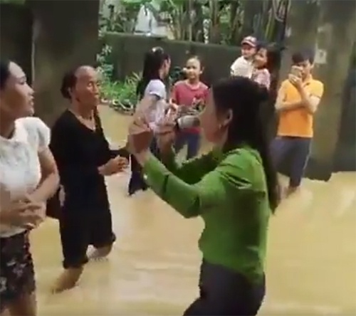Cụ bà hát, nhảy trong đám cưới chạy lụt ở Quảng Bình