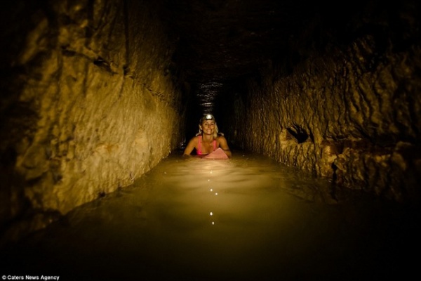 Xuống sâu 150m thám hiểm hầm mộ lớn nhất thế giới ở Pháp