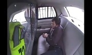 Người đàn ông bay ra từ kính sau xe cảnh sát