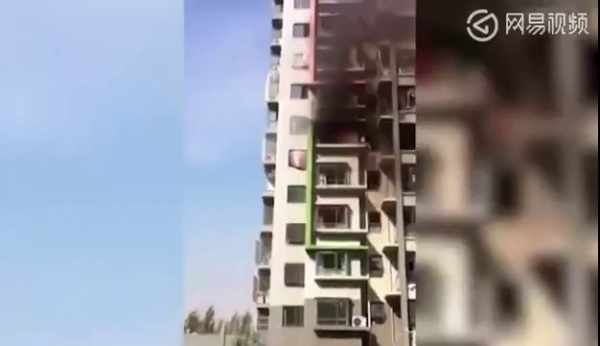 Người phụ nữ nhảy từ ban công tầng 6 sau khi xảy ra hỏa hoạn