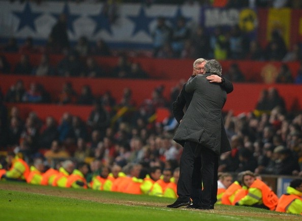 CĐV MU đòi sa thải Mourinho, hy vọng Sir Alex trở lại