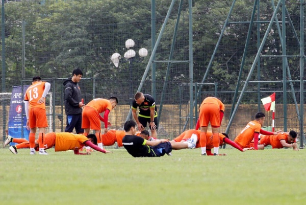 Nhiều cầu thủ đau nhẹ, đội tuyển Việt Nam tập thả lỏng