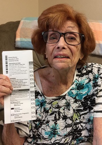 Cụ bà 90 tuổi qua đời thanh thản sau khi bỏ phiếu cho Clinton
