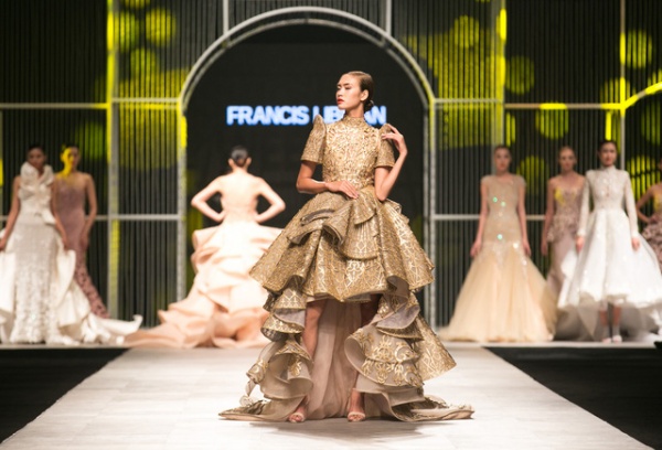 Người mẫu Nguyễn Oanh “đụng váy” với Hoa hậu Quốc tế Philipine 2016