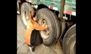 Cô gái trẻ tự thay lốp xe tải bằng tay