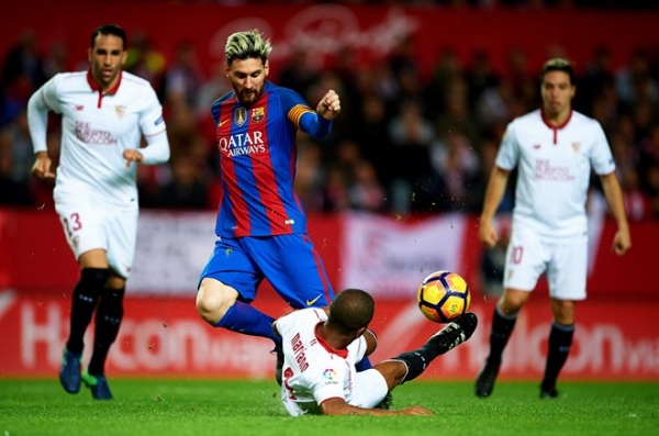 Messi nổi giận ném giày vì thẻ phạt không đáng có