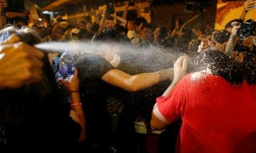 Cảnh sát Hong Kong bắn hơi cay vào người biểu tình ủng hộ độc lập