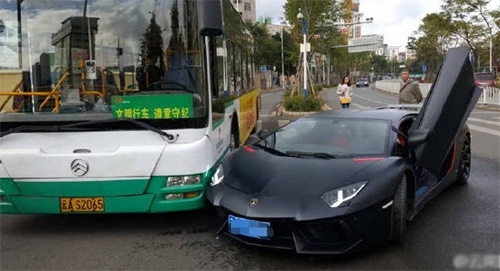 Lamborghini Aventador đâm trúng xe buýt