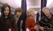Hillary Clinton làm ma nơ canh trên máy bay