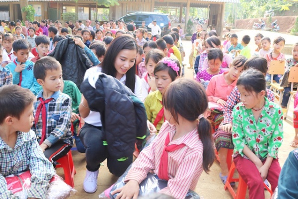 2.000 trẻ em vùng cao Lào Cai được tặng áo ấm