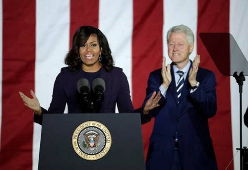 Bà Obama giới thiệu "tình yêu cuộc đời" lên vận động cho Clinton