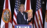 Trump khen mặt nạ mình tóc đẹp