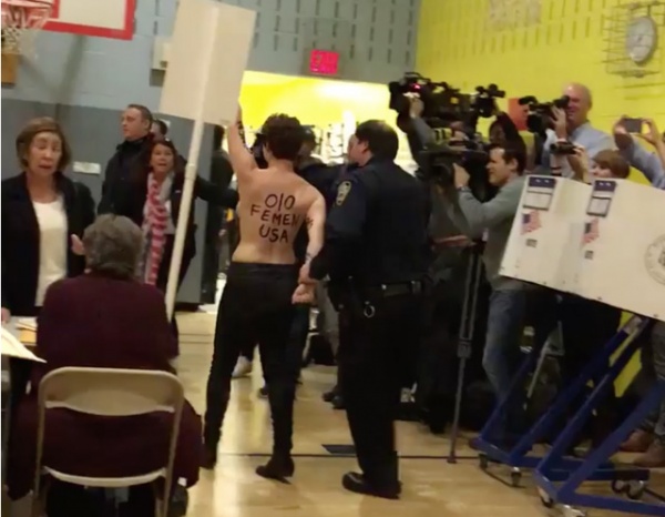Hai phụ nữ ngực trần biểu tình tại nơi ông Trump bỏ phiếu