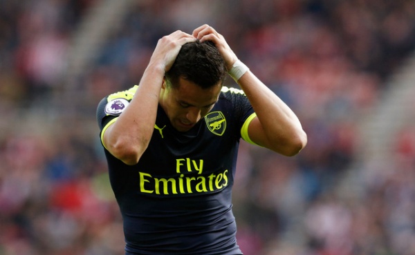 Alexis Sanchez chấn thương, Arsenal “đứng ngồi không yên”