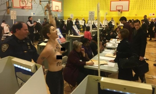 Hai phụ nữ ngực trần biểu tình ở nơi Donald Trump bỏ phiếu
