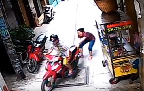 Nữ chủ nhà lao ra giật lại xe máy dù trộm đã rồ ga