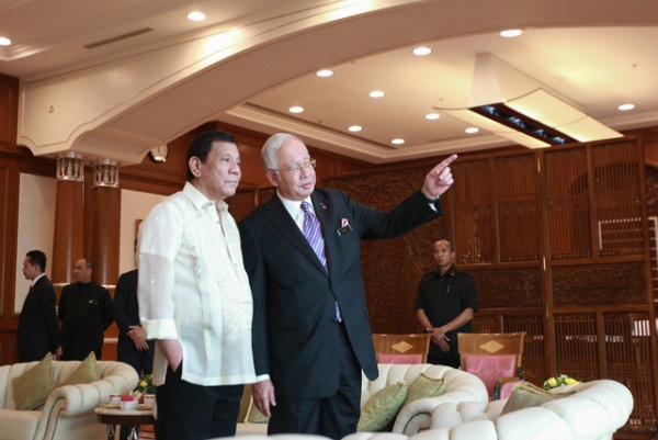 Tổng thống Philippines hát karaoke cùng Thủ tướng Malaysia