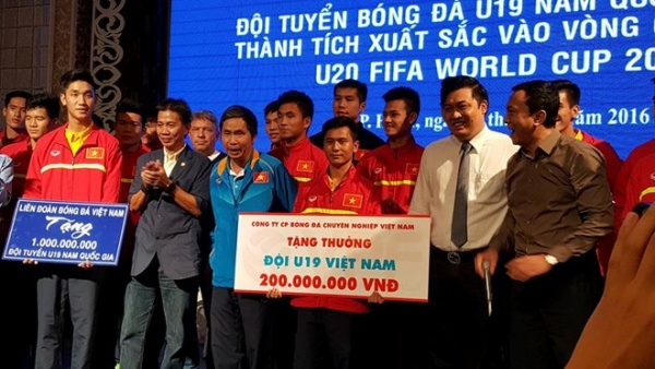 Về nước, tuyển U19 Việt Nam nhận mưa tiền thưởng