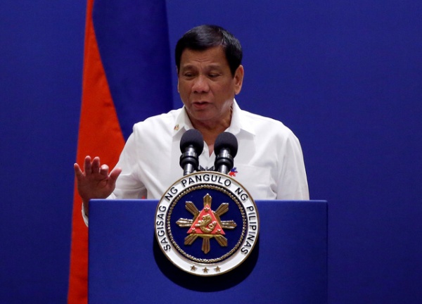 Tổng thống Philippines tự nhận “nhỏ bé” trước tỷ phú Trump