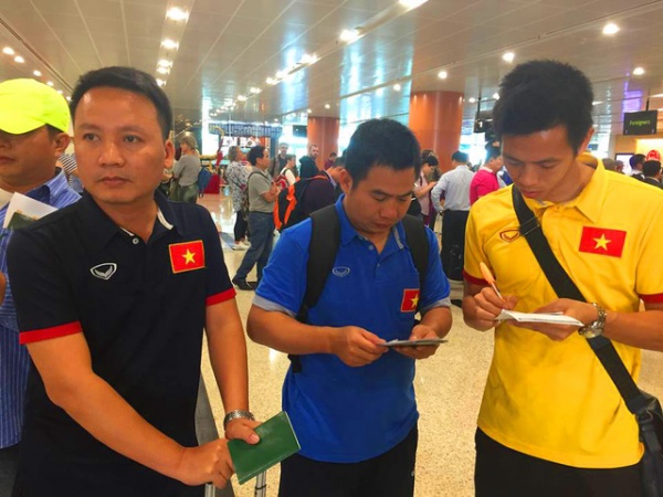 Đặt chân tới Yangon, đội tuyển Việt Nam ra sân tập ngay