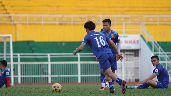 Đội tuyển Việt Nam tranh thủ tập luyện trước khi lên đường tham dự AFF Cup 2016