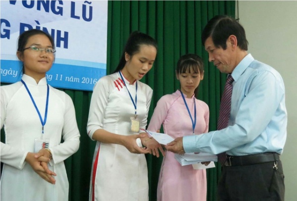 Đại học Sư phạm Huế hỗ trợ 243 sinh viên vùng lũ Quảng Bình, Hà Tĩnh