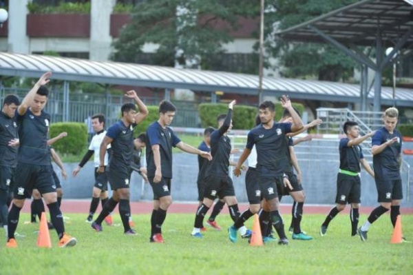 HLV Kiatisuk tố chủ nhà Philippines “chơi chiêu” trước AFF Cup
