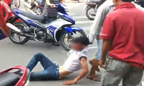 Nam thanh niên bị đánh, kéo lê giữa phố vì nghi trộm xe máy