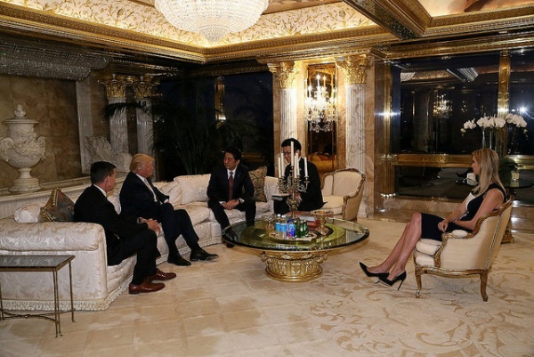 Dư luận "dậy sóng" vì con gái ông Trump xuất hiện trong cuộc họp với Thủ tướng Nhật